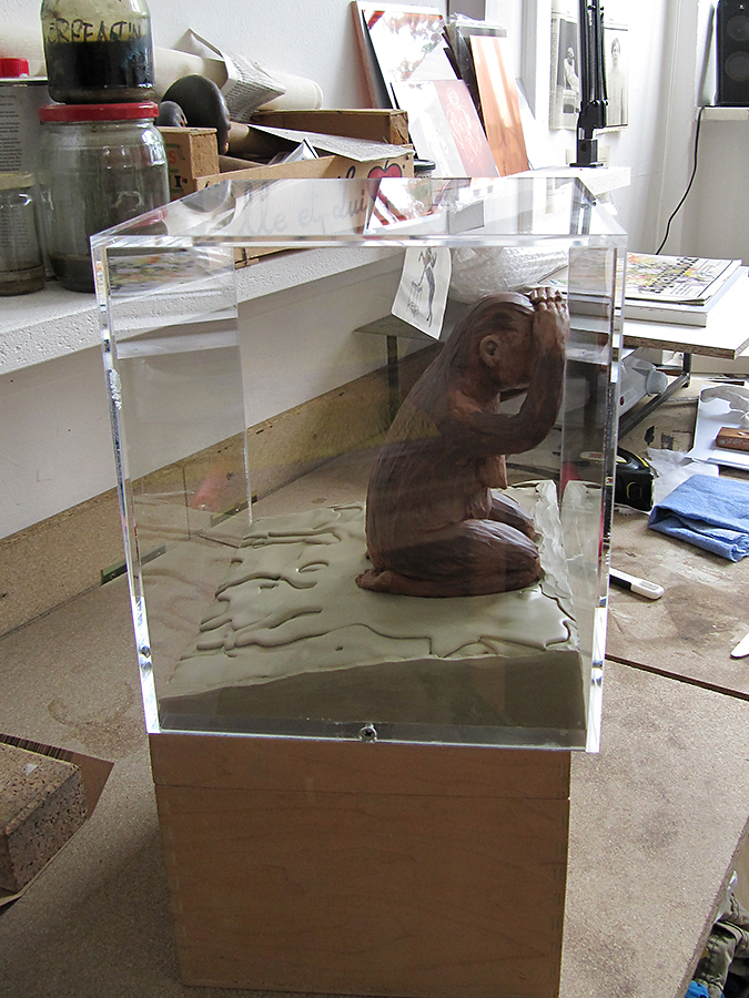 lucy im kasten, knetmasse, acrylglaskasten, ansicht im atelier, 2011